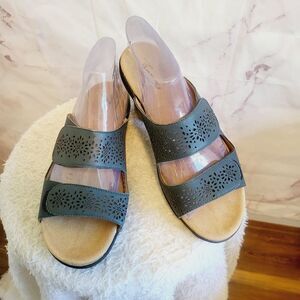 Trotters comfort sandals adjustable velcro straps